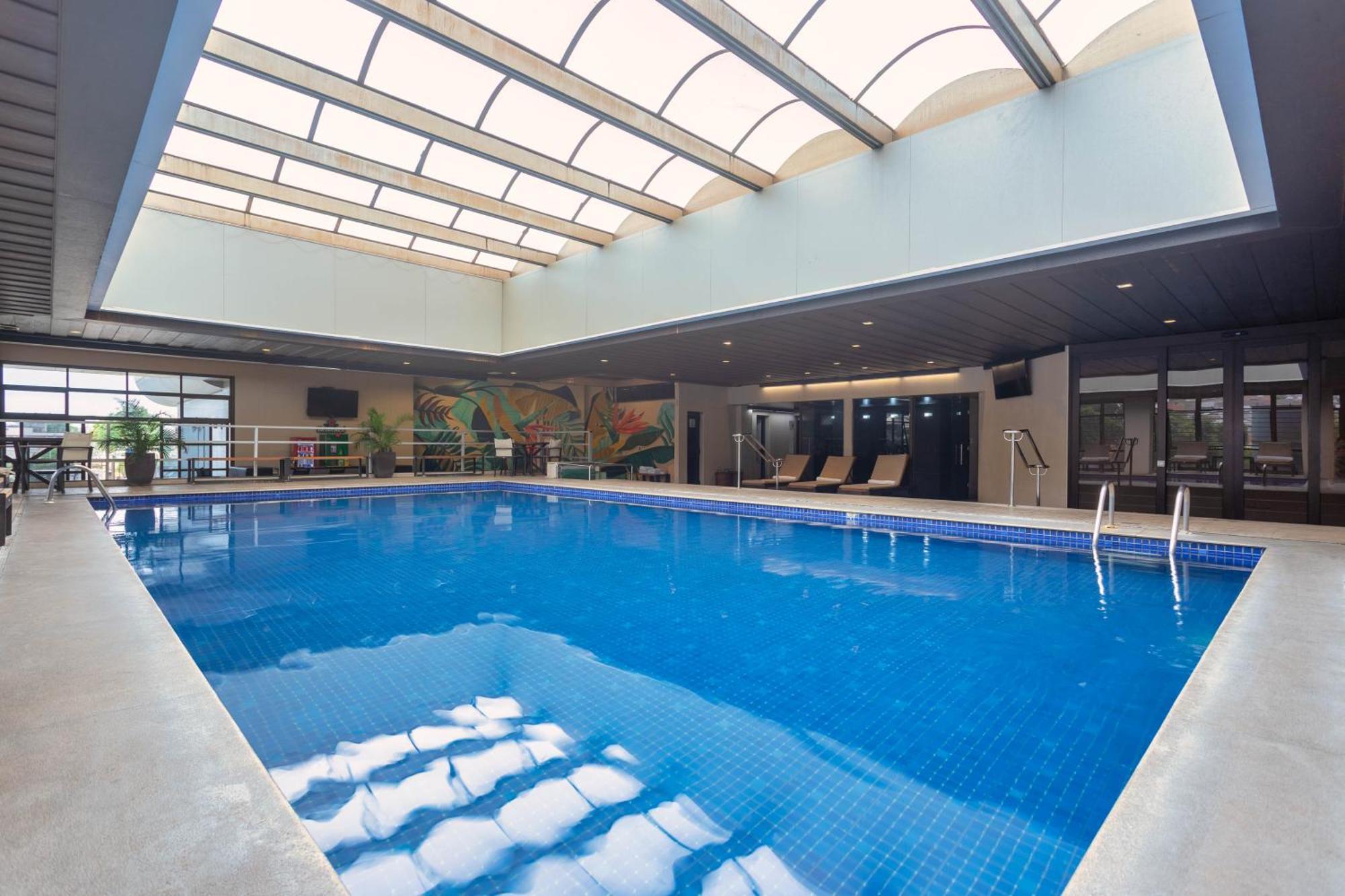 Ouro Minas Hotel Belo Horizonte, Dolce By Wyndham Экстерьер фото The pool at the hotel