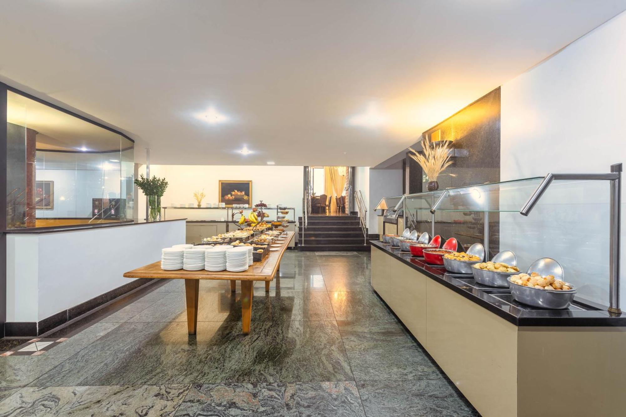 Ouro Minas Hotel Belo Horizonte, Dolce By Wyndham Экстерьер фото The buffet at the airport's VIP lounge