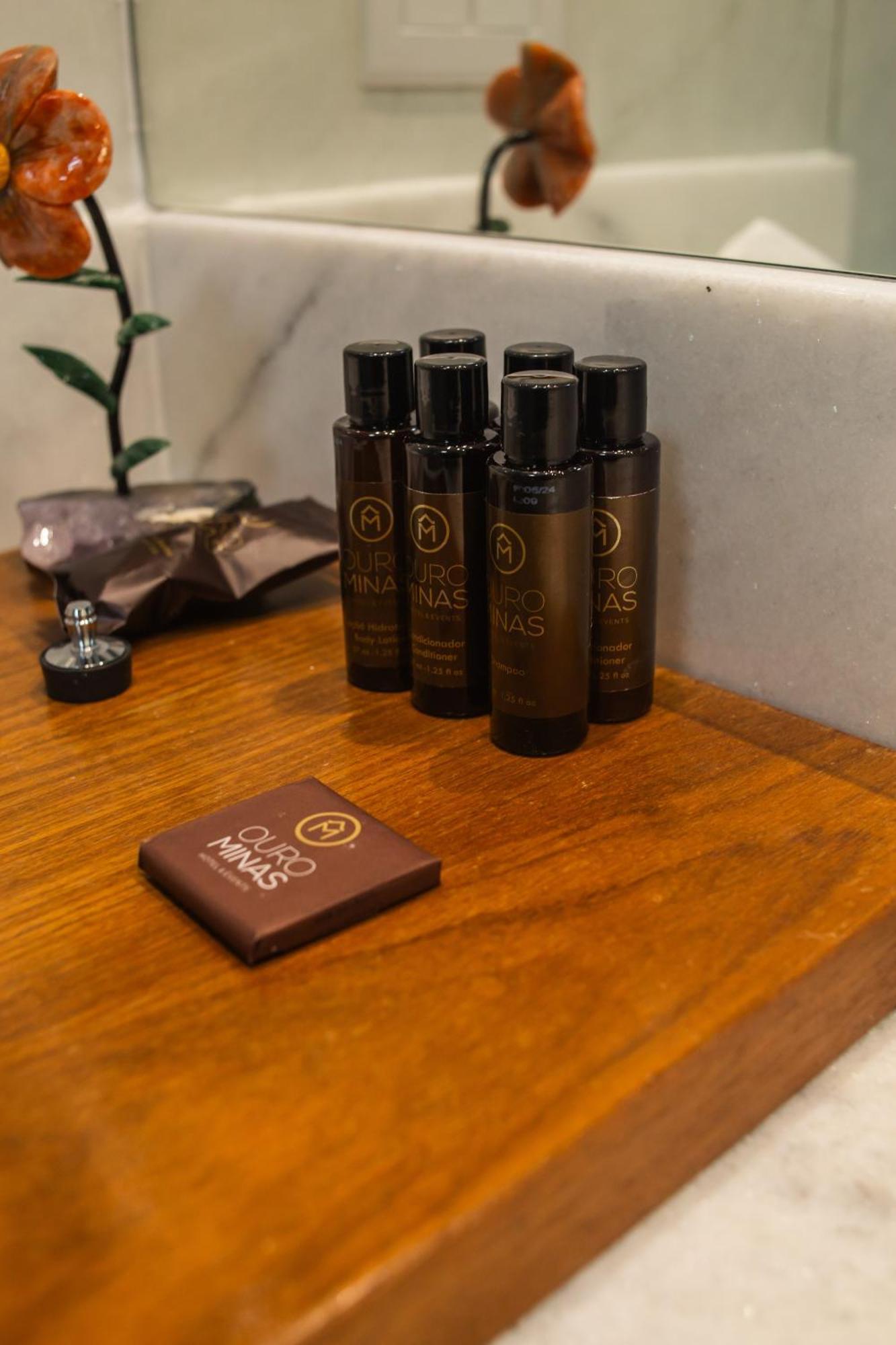 Ouro Minas Hotel Belo Horizonte, Dolce By Wyndham Экстерьер фото A chocolate bar and a bottle of wine